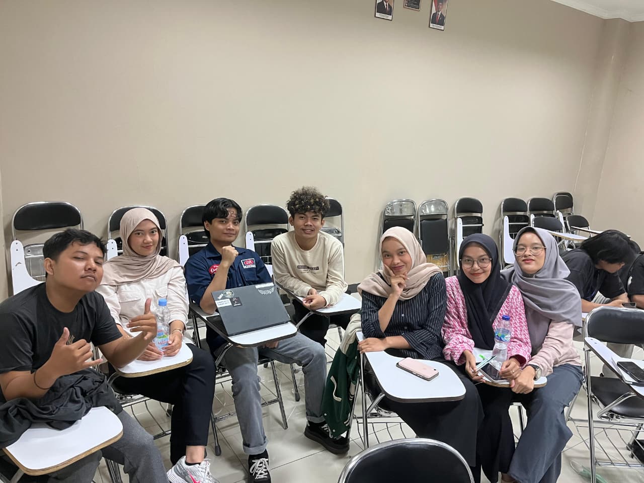 Mengikuti perkuliahan di kampus